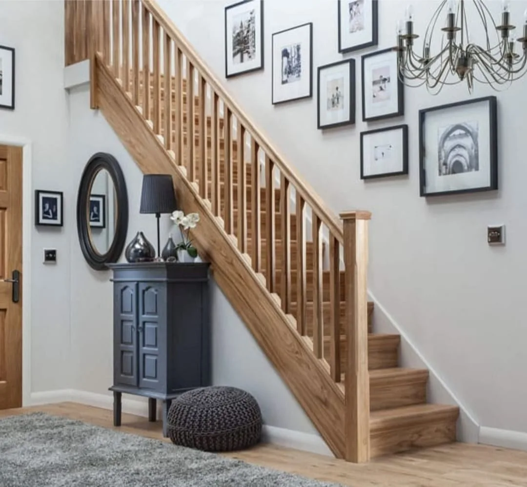 Escalier classique en chene massif avec balustres