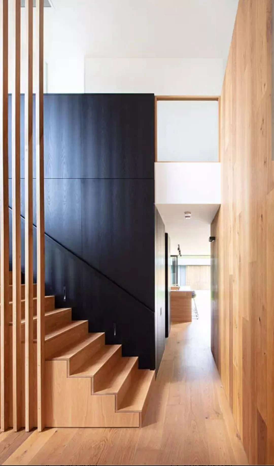 Escalier design contemporain chene et panneau noir